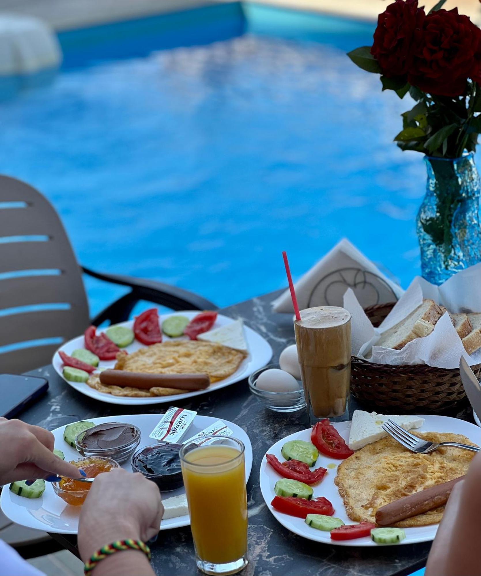 Karos Hotel Llaman Himare Exteriör bild