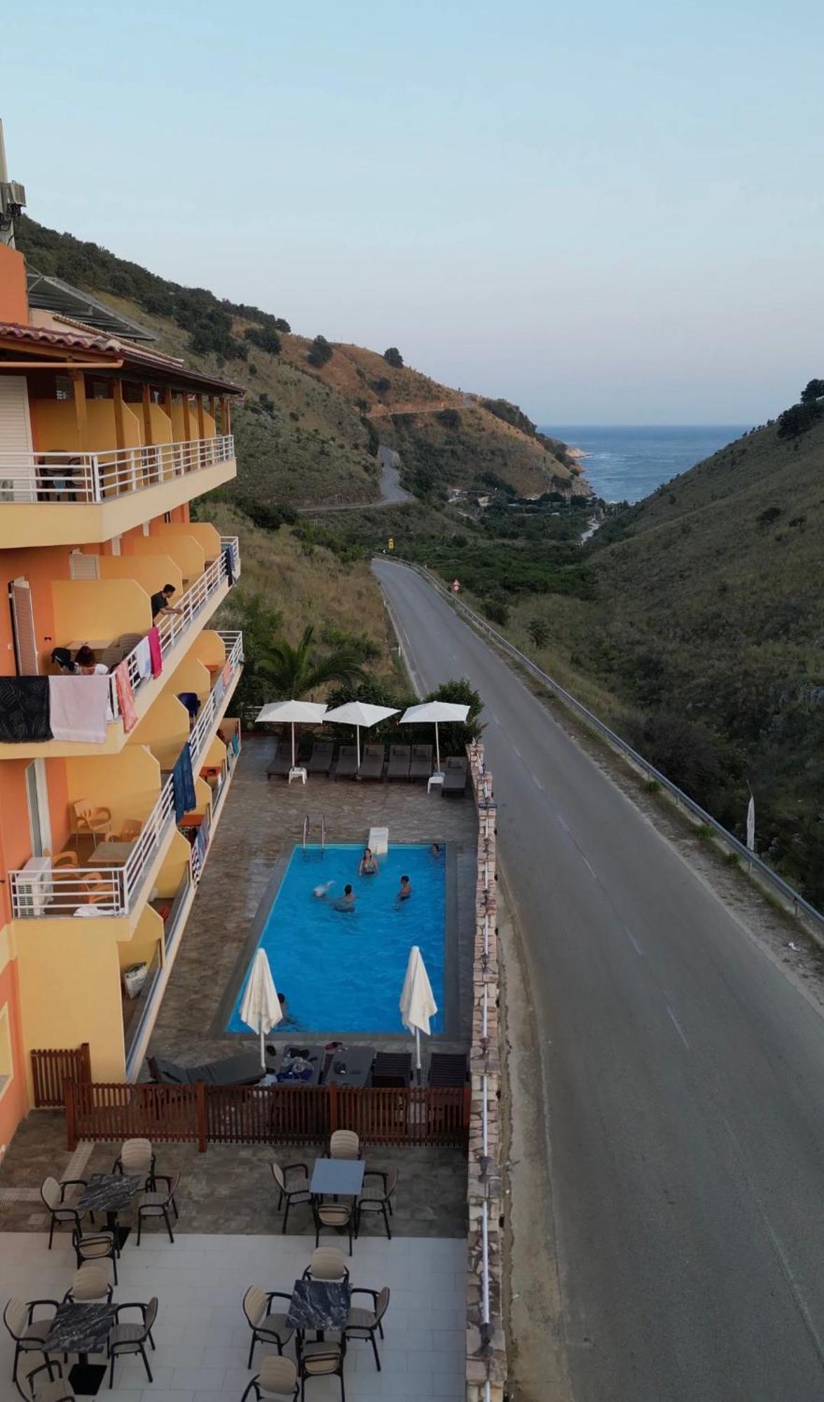 Karos Hotel Llaman Himare Exteriör bild