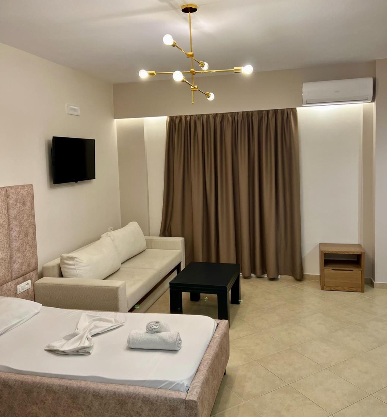 Karos Hotel Llaman Himare Exteriör bild