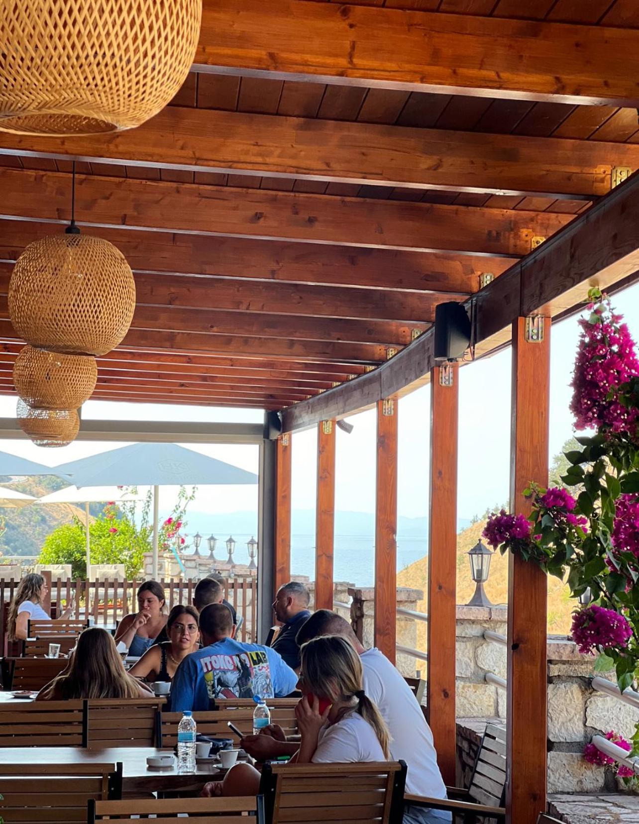 Karos Hotel Llaman Himare Exteriör bild