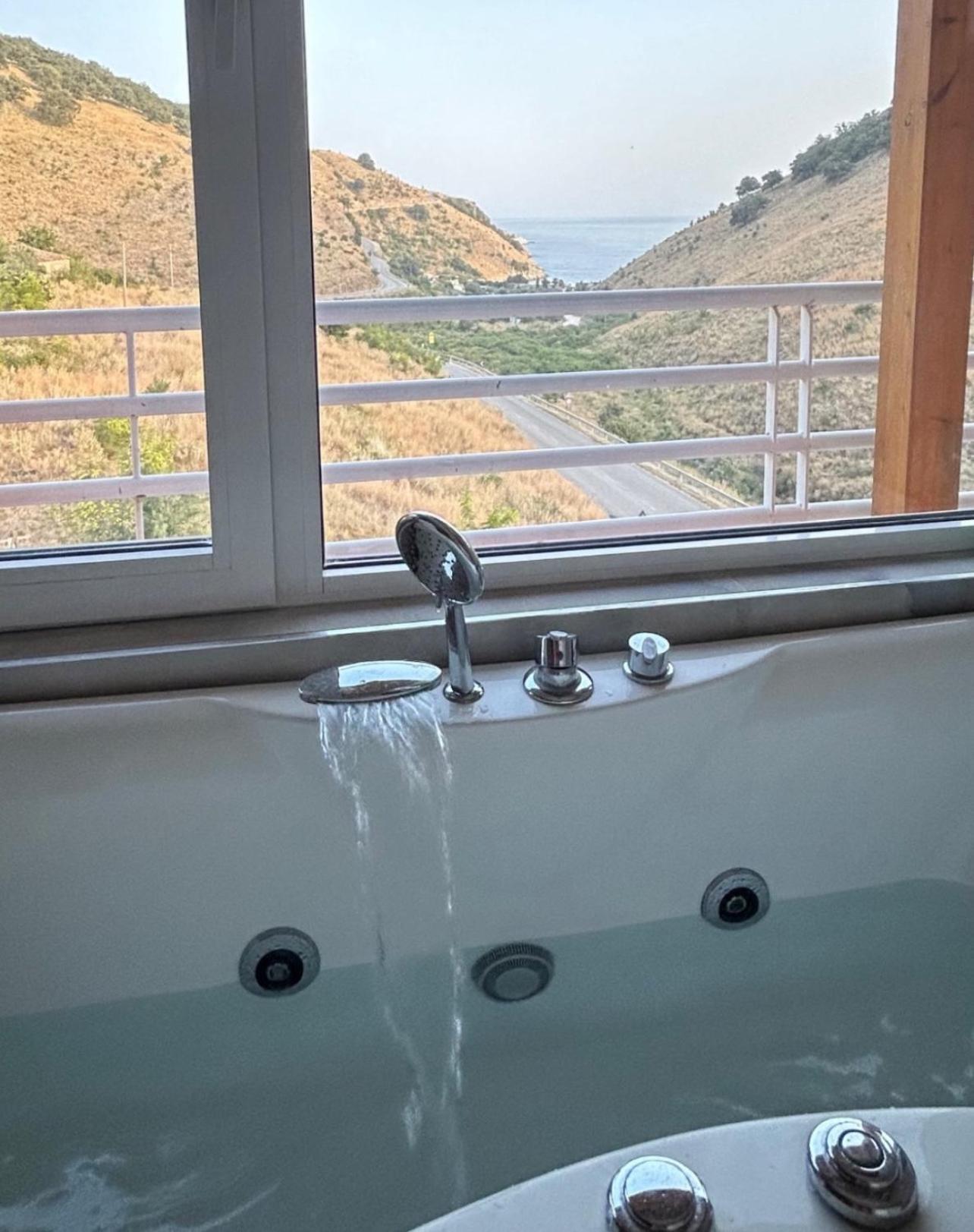 Karos Hotel Llaman Himare Exteriör bild